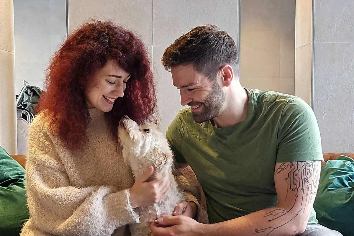 Lena, Patrick und ihr Hund Bifi auf dem Sofa